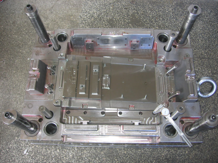 注塑模具分型（xíng）麵設（shè）置（zhì）等高墊塊,間隙排氣