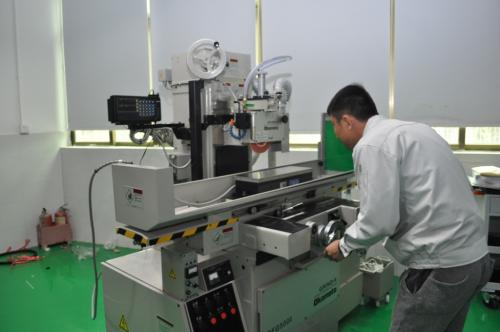 注塑模具滑塊壓板和耐磨（mó）塊的油槽設計要求